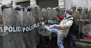 Жестоки сблъсъци между полицията и протестиращите срещу правителството в Лима