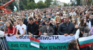Започна парадът с българските волейболисти и световните вицешампиони