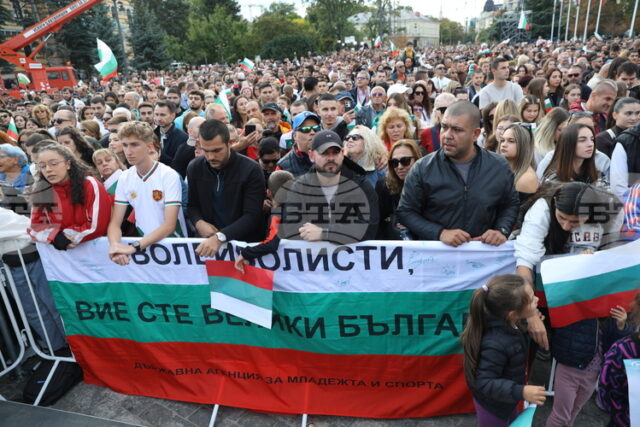 Започна парадът с българските волейболисти и световните вицешампиони