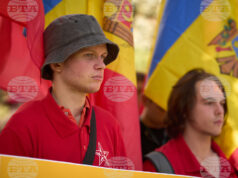 Млади хора на митинг на Патриотичния блок в Кишинев, Молдова