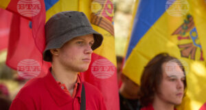 Млади хора на митинг на Патриотичния блок в Кишинев, Молдова