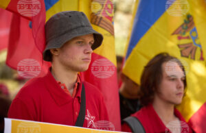 Млади хора на митинг на Патриотичния блок в Кишинев, Молдова