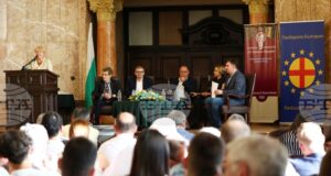 Историци от Харвард и Софийския университет представиха три гледни точки за войната и пропагандата в съвременна Европа на кръгла маса