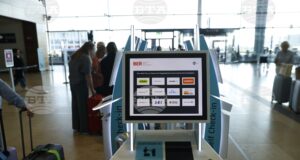 Пътници на летището в Берлин, където кибератаката е причинила закъснения