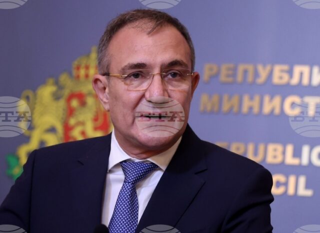 Не трябва да се вдигат данъци, трябва да насочим бюджета за догодина към младите семейства, смята министър Борислав Гуцанов