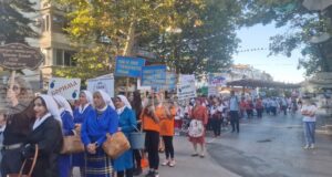Около 200 участници се включиха в празничното дефиле, с което започна 32-рото издание на Българския фестивал на сливата в Троян