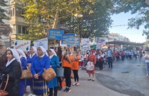 Около 200 участници се включиха в празничното дефиле, с което започна 32-рото издание на Българския фестивал на сливата в Троян