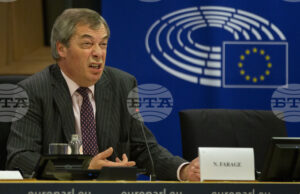 Организация, управляваща паркове в Лондон, отрече намеци на Найджъл Фараж, че източноевропейски мигранти ядат лебеди и шарани от парковете