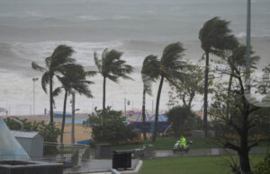 Отслабналата буря "Рагаса" се насочи от южното крайбрежие на Китай към Виетнам