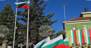 По случай 140 години от Съединението на България тържествена церемония и концерт на Илия Луков събраха жители и гости на Панагюрище