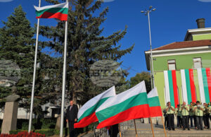 По случай 140 години от Съединението на България тържествена церемония и концерт на Илия Луков събраха жители и гости на Панагюрище