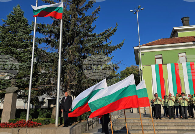 По случай 140 години от Съединението на България тържествена церемония и концерт на Илия Луков събраха жители и гости на Панагюрище