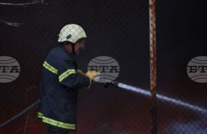 Пожарът в Карнобатско е с фронт от около десет километра, гасенето е насочено към лозовите масиви на "Винекс Славянци"