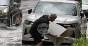 Пороен дъжд причини наводнения по улиците на Токио и спря въздушния и железопътния трафик