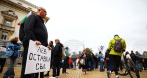 Протест срещу еврото и за оставката на правителството се провежда пред Народното събрание
