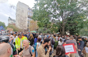 Протестиращи блокираха движението по столичния бул. "Васил Левски" и кръговото кръстовище около паметника на Апостола