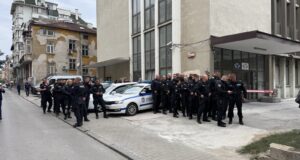 Полиция пред централата на ДПС - Ново начало