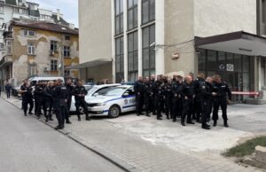 Полиция пред централата на ДПС - Ново начало