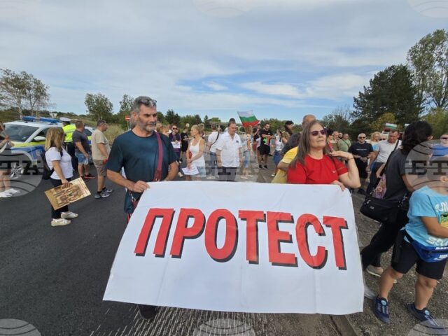 Протестиращи срещу безводието в Плевен блокираха движението на три места около града и на една от главните улици