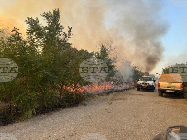 Разраства се пожарът в Сакар планина