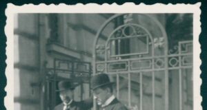 Симеон Радев, пълномощен министър в Букурещ, и секретарят на Българската легация Димитър Гошев пред сградата на легацията. Букурещ, 10 май 1914 г.ЦДА, ф. 77К, оп. 4, а.е. 1654