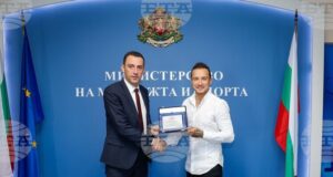 Спортният министър Иван Пешев отличи с плакет мотоциклетния състезател Мартин Чой