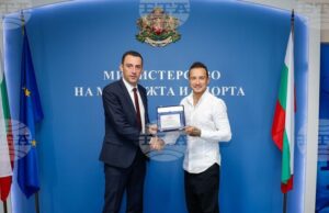 Спортният министър Иван Пешев отличи с плакет мотоциклетния състезател Мартин Чой