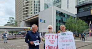 Сто и петдесет четвъртъка протест: баби и дядовци на барикадите в Нидерландия за климата