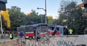 Трамвай дерайлира, удари коли и се вряза в подлез до Румънското посолство