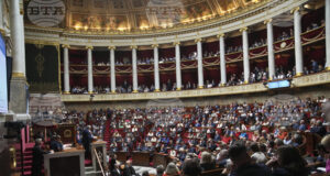 Франсоа Байру говори преди вота на доверие днес в парламента, който той изгуби.