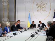 Премиерът на Белгия Барт де Вевер, председателят на ЕК Урсула фон дер Лайен, премиерът на Полша Доналд Туск, президентът на Финландия Александер Стуб, президентът на Украйна Володимир Зеленски и френският президент Еманюел Макрон на срещата на "Коалицията на желаещите" в Париж, 4.09.2025 г.