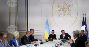 Премиерът на Белгия Барт де Вевер, председателят на ЕК Урсула фон дер Лайен, премиерът на Полша Доналд Туск, президентът на Финландия Александер Стуб, президентът на Украйна Володимир Зеленски и френският президент Еманюел Макрон на срещата на "Коалицията на желаещите" в Париж, 4.09.2025 г.