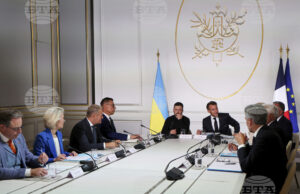 Премиерът на Белгия Барт де Вевер, председателят на ЕК Урсула фон дер Лайен, премиерът на Полша Доналд Туск, президентът на Финландия Александер Стуб, президентът на Украйна Володимир Зеленски и френският президент Еманюел Макрон на срещата на "Коалицията на желаещите" в Париж, 4.09.2025 г.