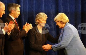 АКТУАЛИЗИРАНА
                                                                                                Катрин Конъли официално бе провъзгласена за новия президент на Ирландия; спечели 63 процента от вота АКТУАЛИЗИРАНА
                                                                                                Катрин Конъли официално бе провъзгласена за новия президент на Ирландия; спечели 63 процента от вота