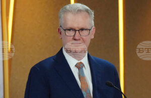 Австралия защити плана си да депортира хора с отказани визи в малката тихоокеанска държава Науру Австралия защити плана си да депортира хора с отказани визи в малката тихоокеанска държава Науру