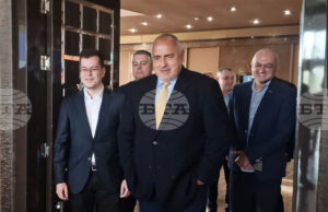 Ако бяхме дезертирали и бяхме отишли на предсрочни избори, това щеше да компрометира държавата в Брюксел, каза в Разград Бойко Борисов Ако бяхме дезертирали и бяхме отишли на предсрочни избори, това щеше да компрометира държавата в Брюксел, каза в Разград Бойко Борисов