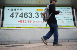 Акциите в Токио се понижиха заради поскъпване на йената, а на Уолстрийт. заради търговското напрежение между САЩ и Китай също, също имаше понижение