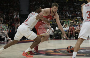 Александър Везенков вкара 17 точки при загубата на Олимпиакос от Монако в Евролигата