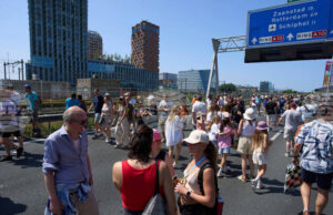 Двама души бяха убити при израелска атака в ивицата Газа, съобщиха палестинските здравни власти