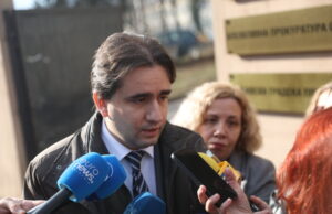 Божидар Божанов: Явно ще остане някаква вариация на това правителство с вкаран Пеевски през парадния вход на властта Божидар Божанов