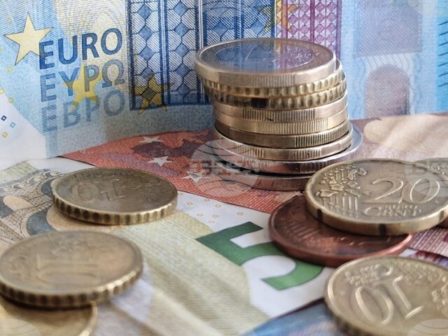 Брутният външен дълг на България е скочил с 20% Брутният външен дълг на България нараства с 20 на сто на годишна основа до 53,6 млрд. евро към края на август, сочат данни на БНБ