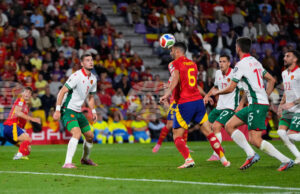 България отстъпва с един гол на европейския шампион Испания в Световна футболна квалификация