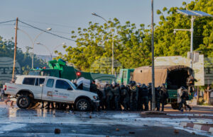 В Камерун задържаха опозиционни фигури преди обявяването на резултатите от президентските избор, най-малко четирима бяха застреляни В Камерун задържаха опозиционни фигури преди обявяването на резултатите от президентските избор, най-малко четирима бяха застреляни