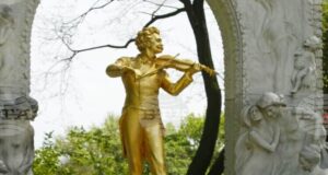 Виенската филхармония дълго време отказва да изпълнява "лековатите" творби на Йохан Щраус-син, от чието рождение се навършват 200 години