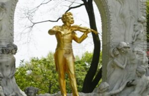 Виенската филхармония дълго време отказва да изпълнява "лековатите" творби на Йохан Щраус-син, от чието рождение се навършват 200 години