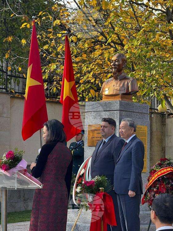 Вицепремиерът Атанас Зафиров и генералният секретар на Виетнамската комунистическа партия Вицепремиерът Атанас Зафиров и генералният секретар на Виетнамската комунистическа партия То Лам откриха паметник на Хо Ши Мин