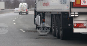 Временно е ограничено движението в изпреварващата лента на автомагистрала "Хемус" при 65-и км към Варна, поради катастрофа, съобщиха от АПИ