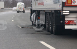 Временно е ограничено движението в изпреварващата лента на автомагистрала "Хемус" при 65-и км към Варна, поради катастрофа, съобщиха от АПИ