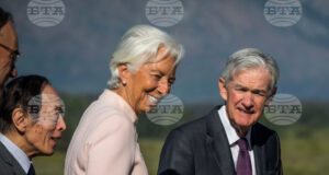 Ръководителите на УФР Джером Пауъл (вдясно), на ЕЦБ Кристин Лагард (в средата) и на Японската централна банка Казуо Уеда