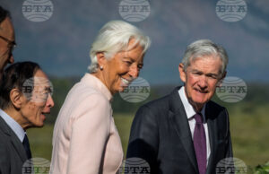 Ръководителите на УФР Джером Пауъл (вдясно), на ЕЦБ Кристин Лагард (в средата) и на Японската централна банка Казуо Уеда